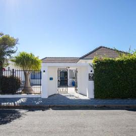 9 On Hill Luxury Self Catering Home, hotel in Strand