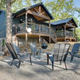 Steps to Lake! Pet-Friendly Murray Retreat w/ Deck, hotel en Murray