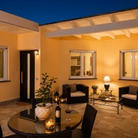 Isclana House - New Luxury 3 Bedrooms Apartment with Private Terrace, Central Ischia, hotel em Ischia Town
