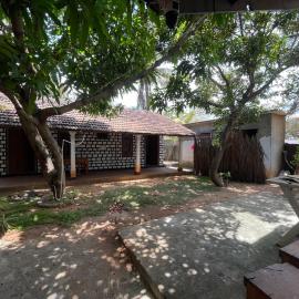 Alas bay hostel n rooms, Hotel in Uppuveli