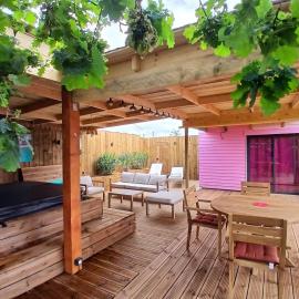 Chalet Caraibes Spa Privatif Les Belles Ouvrières, hotell i Clermont-Créans