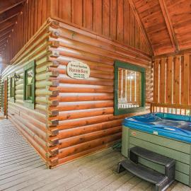 Luxe Cabin Sleeps 4 Mtn views Hot Tub Shared Pool