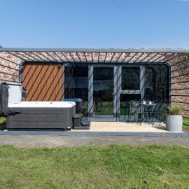 Glamping Pod with a Hot Tub in Orchard, hotel in Milford Haven