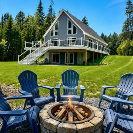 New 2023 Waterfront Home near Acadia with Hot Tub, hotel en Milbridge