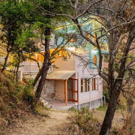 Cabin by The Woods - Mukteshwar - Authentic Forest Stay، فندق في مكتزور