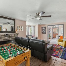 Bright 3BR, Dogs, Fenced Yard, FSU & Dwntown, hotel in Tallahassee