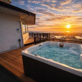 The White Haus - Harbor Views, Hot Tub, Game Room