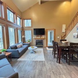 Ski-In 5BR Retreat at Boyne Mtn - Walk to Lifts & Fun!, hotel in Boyne Falls