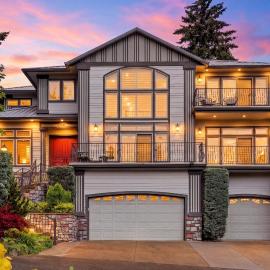 Luxury Family Estate Near PDX, Theater, Sauna & Game Room, hotell i Happy Valley