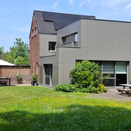 Guest house Tomorrowland incl shuttle to festival, hotel em Kontich