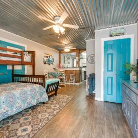1 Mi to Ocean Isle Beach! Studio w/ Outdoor Oasis, hotel in Ocean Isle Beach
