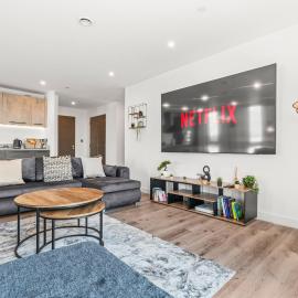 York Penthouse with Gorgeous Minister View - Hot Tub - Gym - Free Parking - Pool & Table Tennis Table, khách sạn ở York