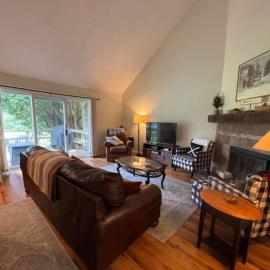 Gorgeous 2BR 2BA Condo At Jiminy Peak w Mtn Views, Hotel in Hancock