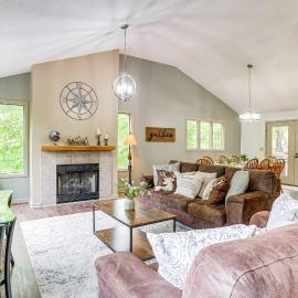 Large Massanutten Home with Hot Tub and Sauna, hotell i McGaheysville