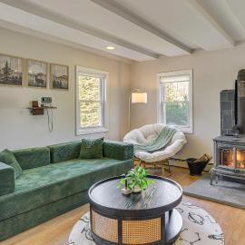 Tranquil Catskills Home w/ Creek & Fire Pits، فندق في Parksville