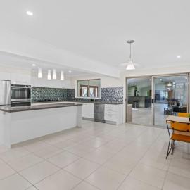 Ultimate 5BR Luxury Estate Family Group Haven, Hotel in Capalaba