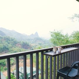 House on a hill with stunning views Hoa Binh Lake, hotel in Xóm Nè