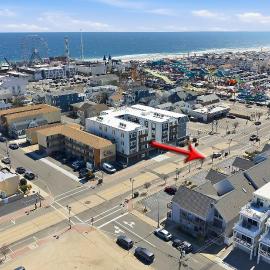 Beautifully renovated 2 Bedroom Retreat 1 block from the Beach parking spot and beach passes