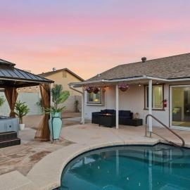 Sonoran Sun Retreat on Dahlia - Pool & Hot Tub!, hotel in Peoria