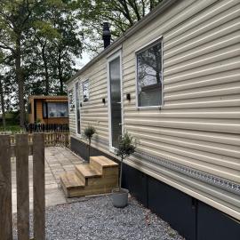 Prachtige stacaravan met heerlijke overkapping, hotel in Eext