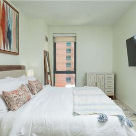 Central 2BR Den Fenway Walk to BU Longwood Red Sox