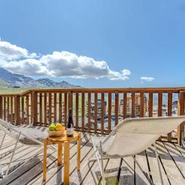 Comfort with Balcony Ski Access and parking