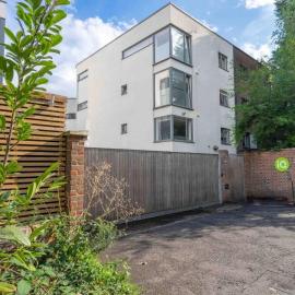 For Students Only - Accommodations at The Pad Egham 15 Min Walk to City Centre – hotel w mieście Egham