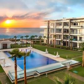 Beachfront luxury 2 bedroom appartement with pool and gym، فندق في Mansouria