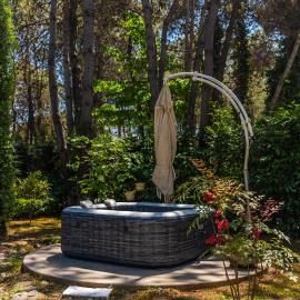 The Garden Jacuzzi Apartment By PS