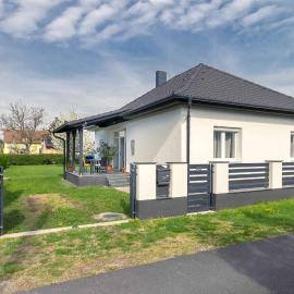 Holiday Home with Pool in Balatonkeresztur 57960, hotel in Balatonkeresztúr
