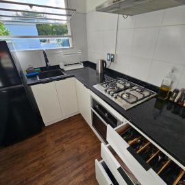 Apartamento con gran balcón frente a parque, хотел в Монтевидео