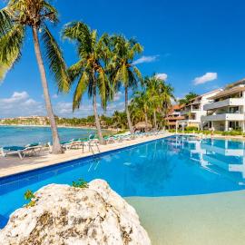 Beachfront condo with loft and sea views, hotel u gradu 'Puerto Aventuras'