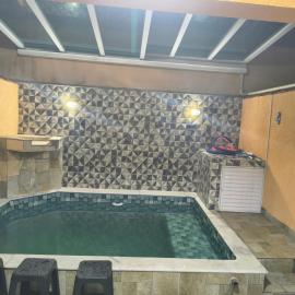 Casa de condomínio com piscina aquecida teto panorâmico e churrasqueira, hotel i Camburiú