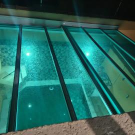 Casa de condomínio com piscina aquecida , teto panorâmico & churrasqueira, hotel i Camburiú