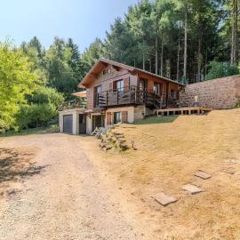 Secret Chalet- Séjour paisible avec vue sur le lac, hotel v destinaci La Clayette