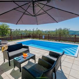 Apartment Jadranka with Private Pool & Valley View in Green Istria, hotel a Gorica
