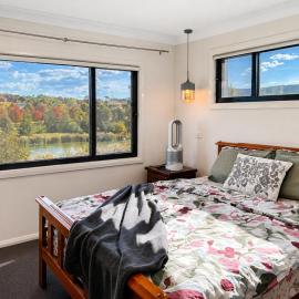 2-Storey 5BR House - Family, Pets & Pond Views, hotel i Gungahlin