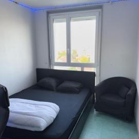 Chambre privée avec lit king-size dans un appartement partagé à 5 min du métro 7 à Paris Orly, hotel in Villejuif