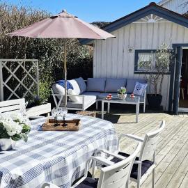 Charming cottage by the sea in Ellos SE09184 – hotel w mieście Ellös