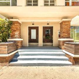 Long Beach 2BR and 1BA Charming Condo Near Alamitos Beach, Marina, Cafes & Shops – hotel w mieście Long Beach