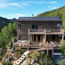 Grand Chalet Cévennes avec vue sur lac de Villefort, hotel u gradu Pourcharesses