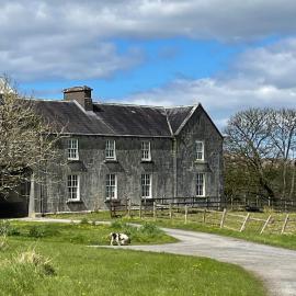 Stable yard apartment above the old coach house, Hotel in Collooney