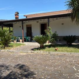 Villa Filomena-grande giardino con forno e barbecue- 6 posti letto-ideale per famiglie e feste private