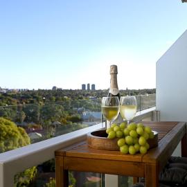 Greenville -Luxury Views-10 Min to Oval & Zoo-Free Parking-Pool-Gym, hotel u gradu Evandale