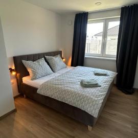 Moderný dom s kuchyňou, záhradou a parkovaním, hotel u gradu Trenčin