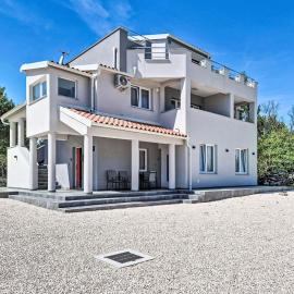 Apartment Noan-1 by Interhome, hotel di Pridraga