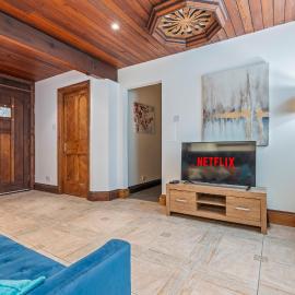 Converted Church - Sleeps 8 with Parking & WiFi, hotell i Pontypool