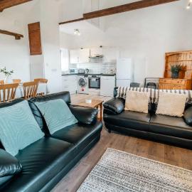 Spacious 2 Bedroom Coastal Cottage nr Bude, hotel in Bude