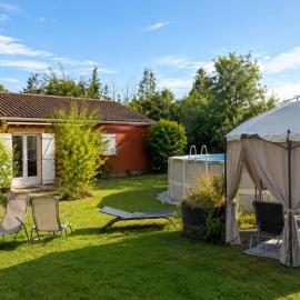 Maison Datcha avec jardin et piscine privée, hotel in Lavaur