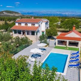 Holiday Home Tonka with pool
